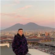 Buon giorno, sono Arion, studio marketing all università e ho fatto il liceo scientifico.